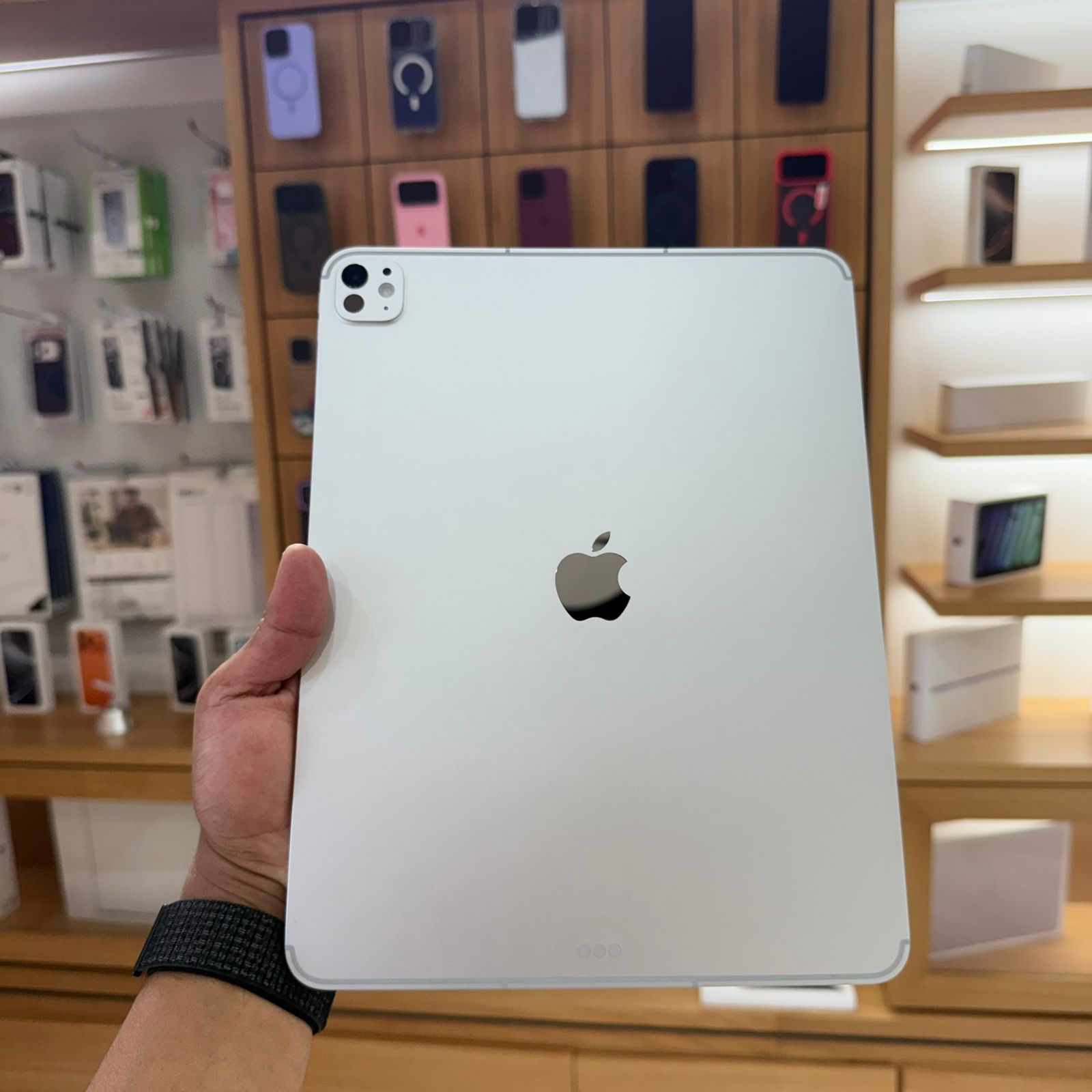 iPad Pro M5 13" 256GB Silver LTE Open Box - Image 3
