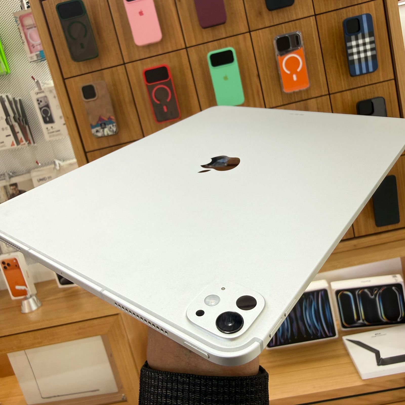 iPad Pro M5 13" 256GB Silver LTE Open Box - Image 2
