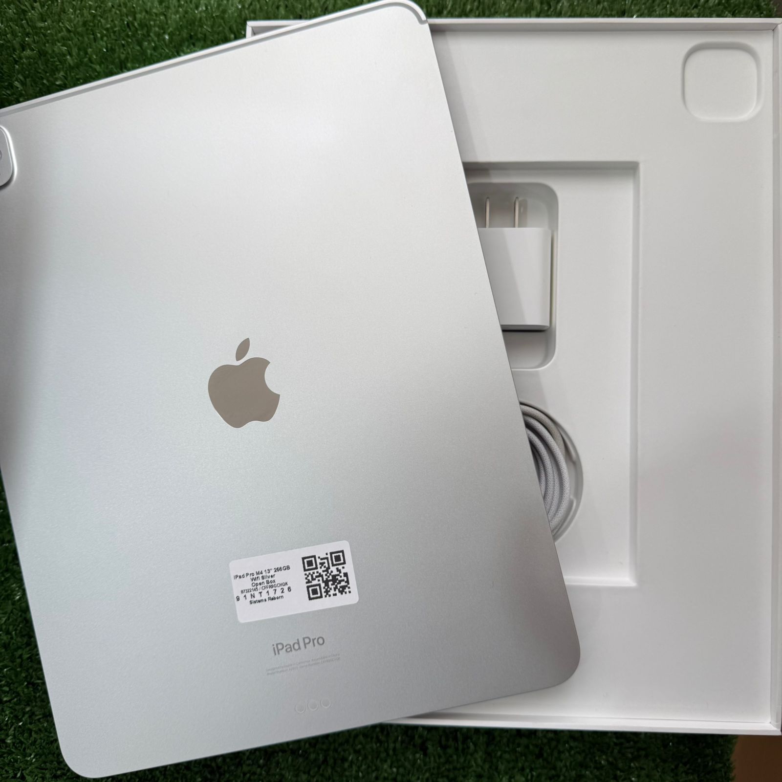 iPad Pro M4 13" 256GB Silver Wifi Open Box - Image 3
